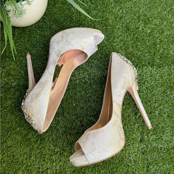 Badgley Mischka Kiara Brocade
Heels - Bridal Heels size 8.5 like new - Picture 7 of 13